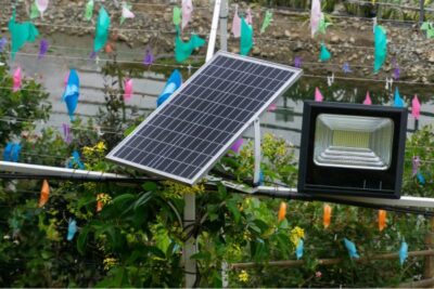 Faro Solare 100W Slim Sensore Crepuscolare IP66 per Esterni con Telecomando
