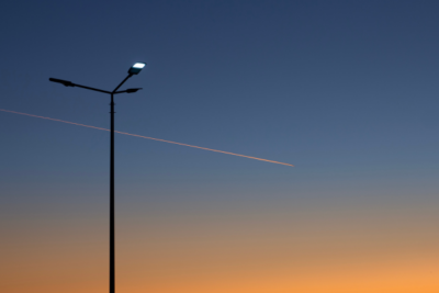 Lampione Solare 2000W Crepuscolare | IP67 Impermeabile, Luce Bianca + Staffa Gratis 